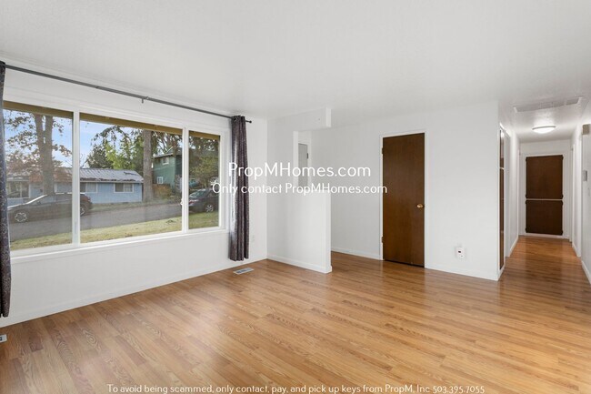 Foto del edificio - Classic Home In Gladstone W/ Huge Backyard!!