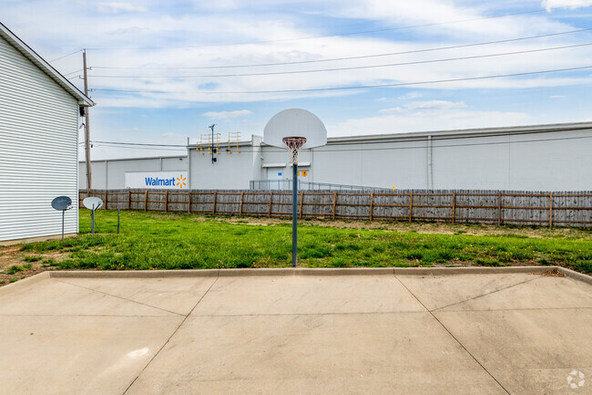 Basketball Court - Brookfield Apartments & Townhomes