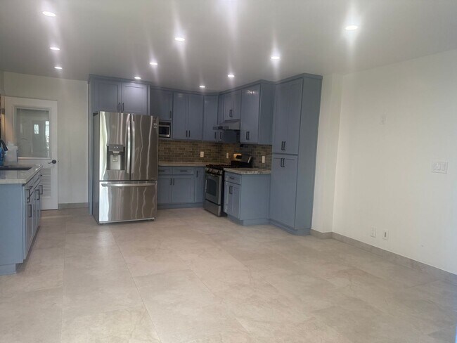 Foto del edificio - AWESOME COMPLETELY REMODELED 2 BEDROOM 1.5 BATH UNIT