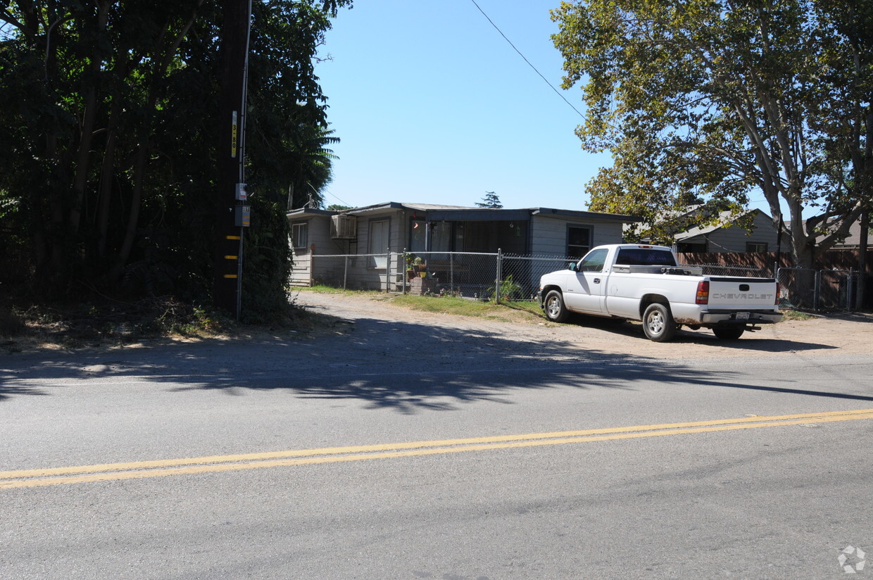 Primary Photo - 8012-8024 S Ash St