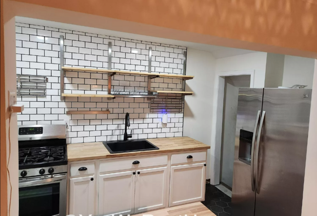Building Photo - 3 Bedroom Townhome