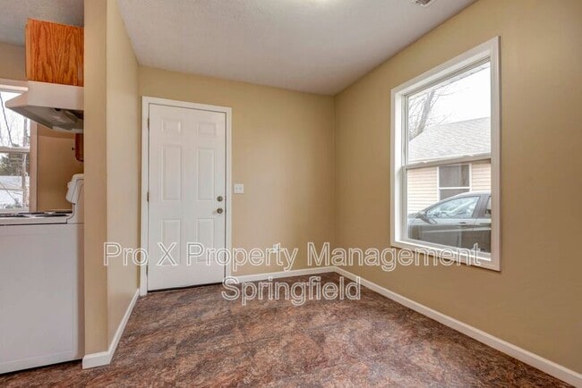 Building Photo - 652 N Belview Ave