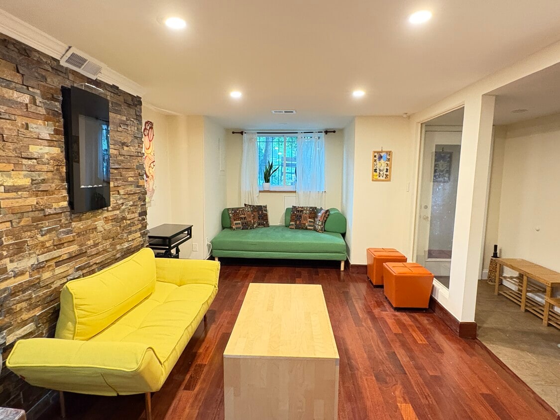 Foto principal - 1229 Girard St NW