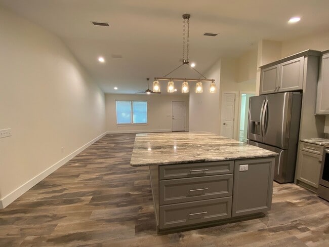 Building Photo - 1402 Parkway Dr