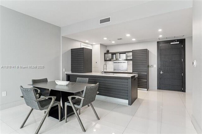 Building Photo - 200 Biscayne Blvd Way