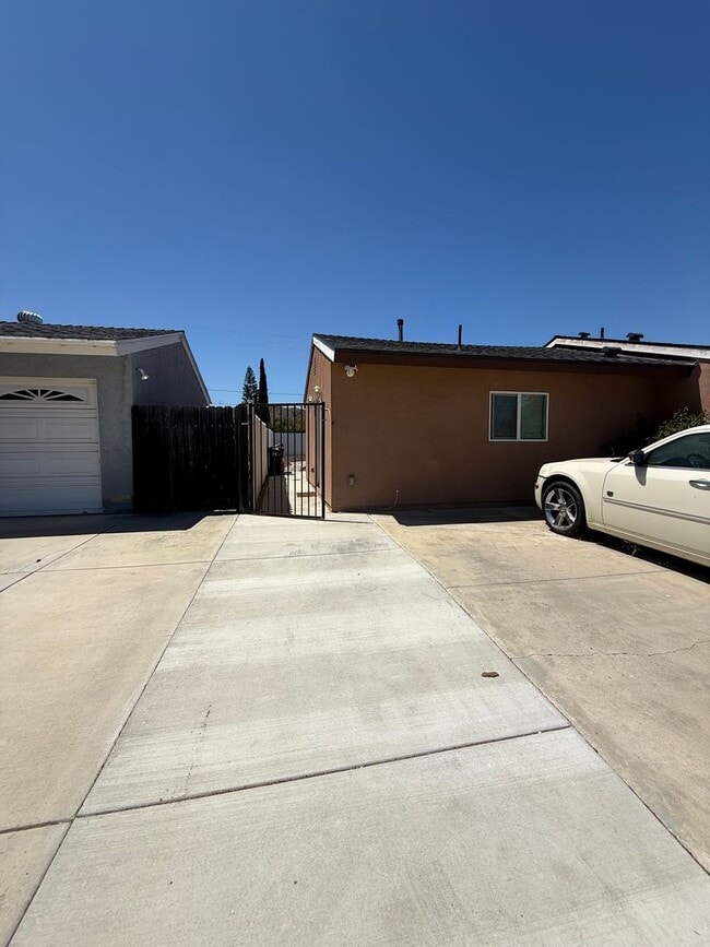 Building Photo - 1 bed, 1 bath ADU with private yard and laundry