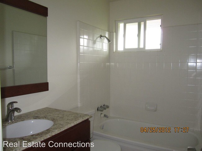 Building Photo - 901 Castlewood Dr