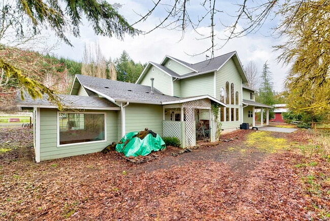 Foto del edificio - BEAUTIFUL TREE LINED HOME WITH CREEK