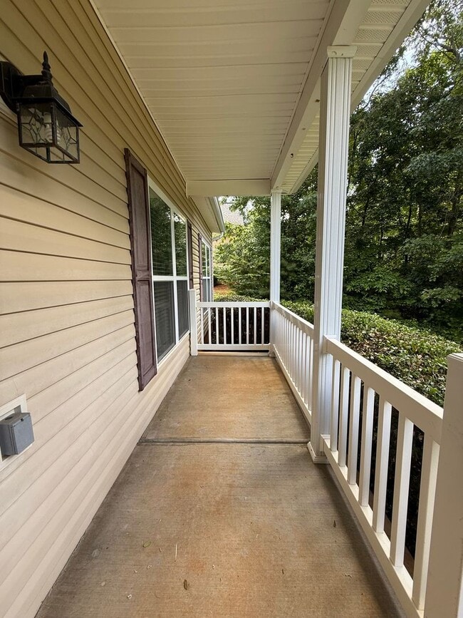 Building Photo - Nicely appointed ranch on almost 1/2 acre!