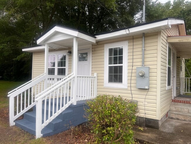 Building Photo - One Bedroom /One Bath House