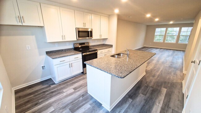 Foto del edificio - COMING SOON! 3BR Townhome • Brand-New Build • Garage Parking