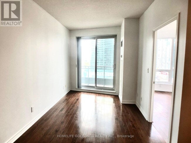 Photo du bâtiment - 18 Holmes Ave