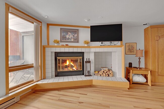 Foto del edificio - Summer Rental- Liftside Condos #205