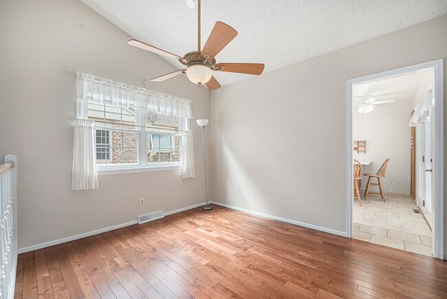 Foto del edificio - Welcome Home to Bristol Cove - Rare End-Unit Ranch Townhome in Centennial!