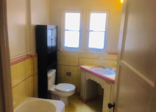 baño - 6130 Orange St