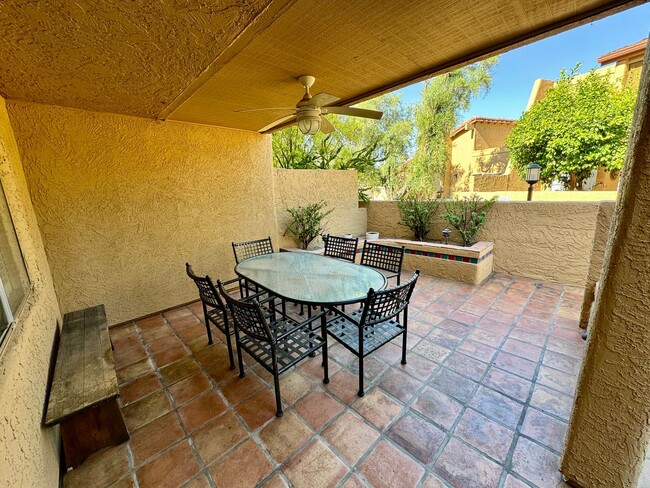 Building Photo - Amazing 3 Bedroom/2.5 Bath Townhouse in Ce...