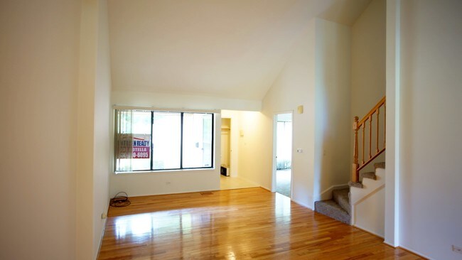 Building Photo - 544 E Woodfield Trail