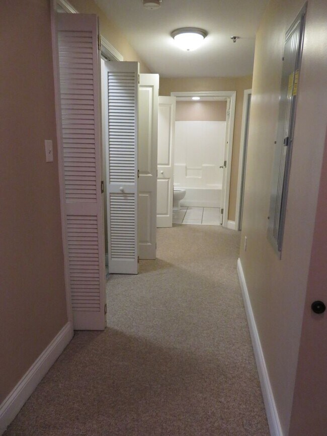Foto del edificio - River Towne Condominium Unit 503 - Large condo for rent  3 bedrooms/2 baths.  $2400/month