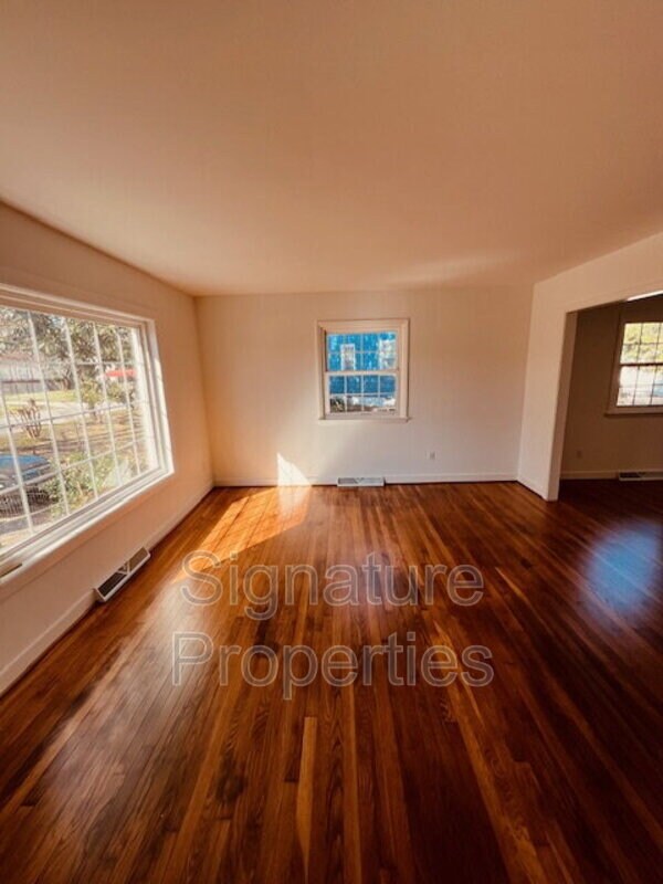 Building Photo - 211 Deerfield Dr