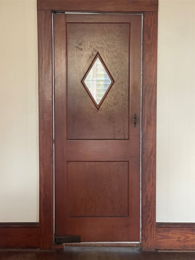 Building Photo - 1402 Winnie St