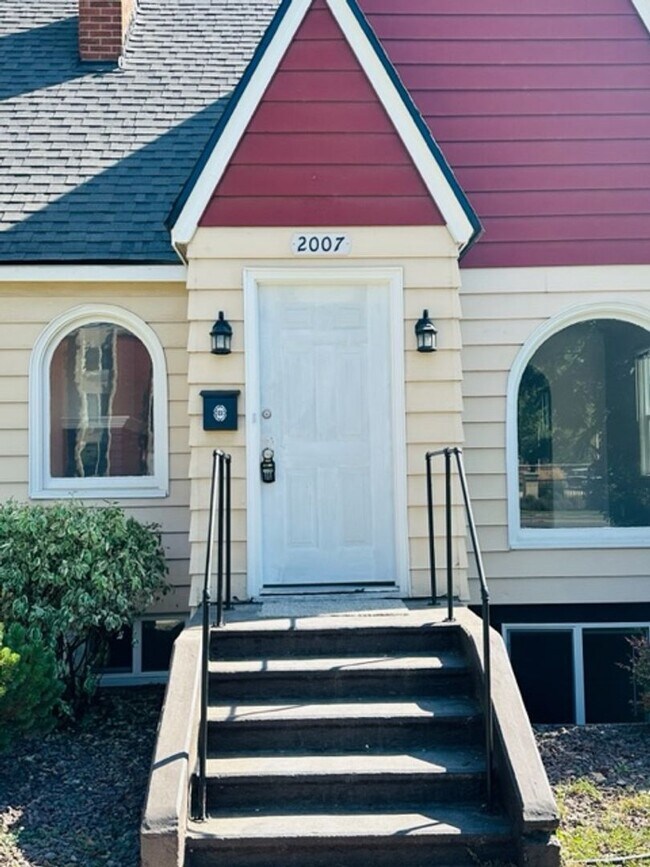 Foto del edificio - Adorable remodeled in 2023 2 bedroom 1 bathroom duplex available soon!