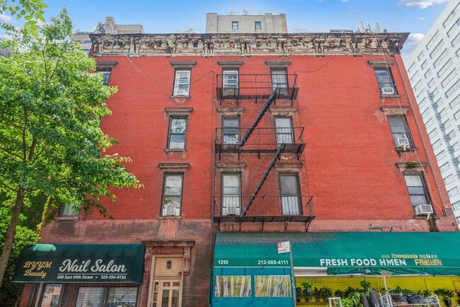 Building Photo - 300 E 69th St