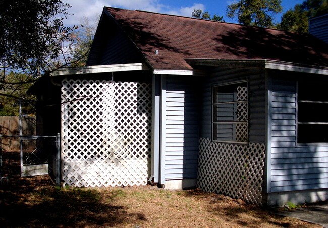 Building Photo - NICE Zephyrhills 2BR/1BA Home in a Great L...