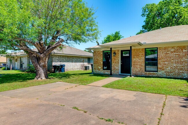 Foto del edificio - College Station - Remodeled - 2 bedroom - 1 bath - large fenced in yard