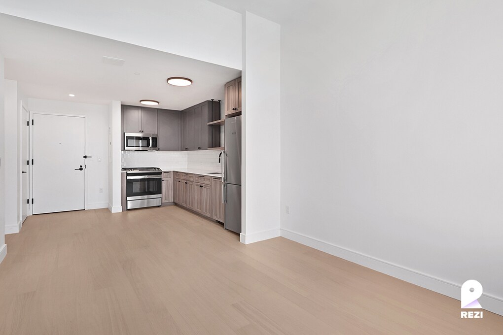 Primary Photo - 36-20 Steinway St