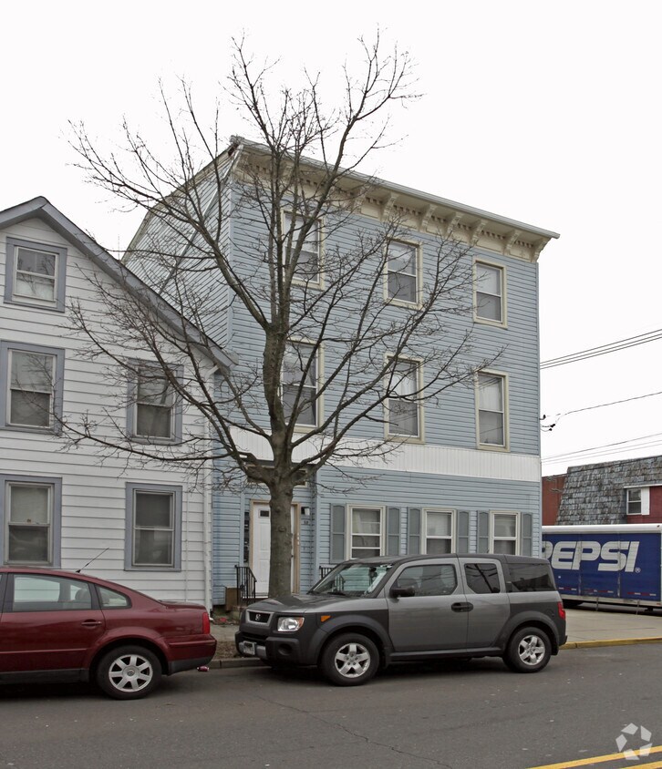 Primary Photo - 66 Guilden St