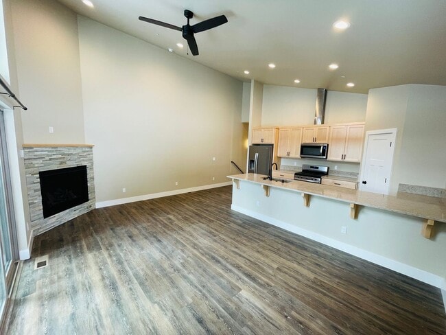 Building Photo - 3 bed 2 bath 1 car garage townhouse in Sou...
