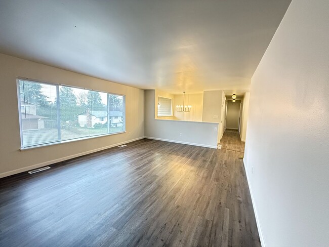 Building Photo - Very Spacious 4 bedroom Remodeled Split Le...