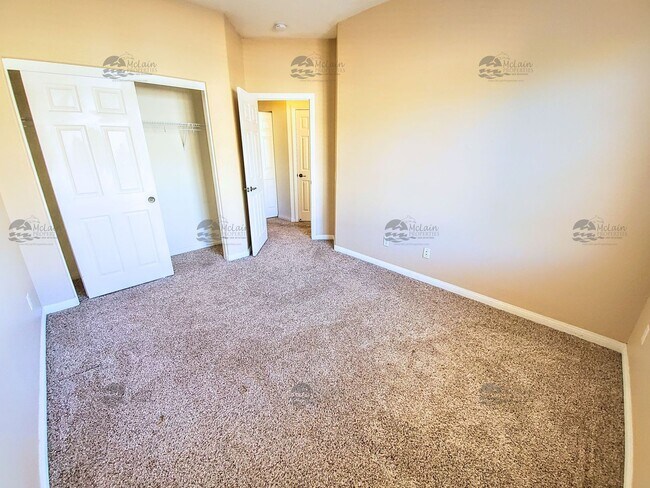 Building Photo - Fantastic Town home off of 76 with A/C.
