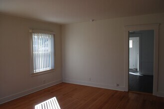 Building Photo - 407-407 Arcade Dr