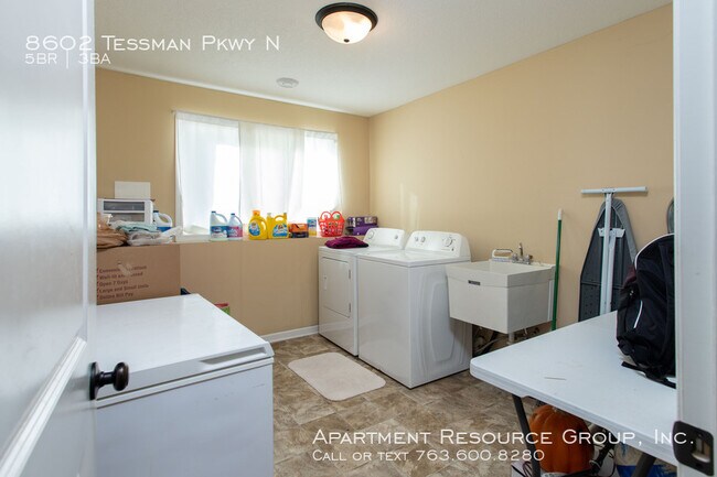 Foto del edificio - 8602 Tessman Pkwy