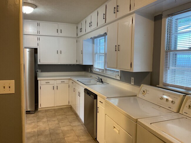Foto del edificio - 225 Blacks Bluff Rd SW