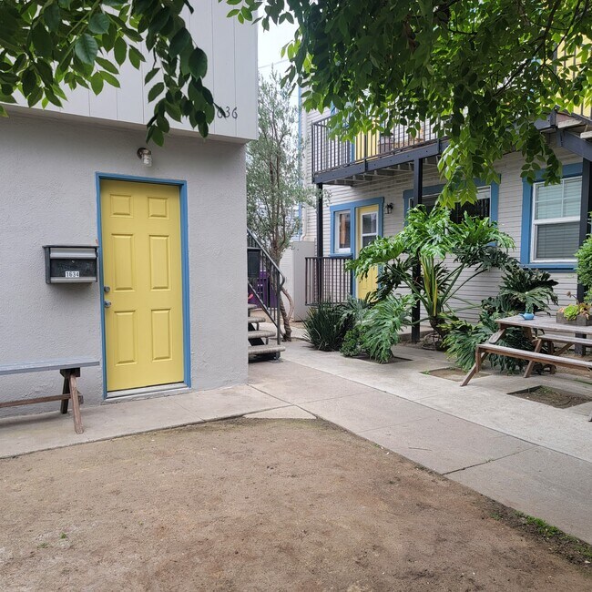 Estudio en la planta baja en el patio. - 1634 E 5th St