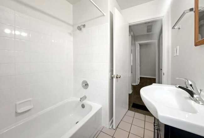 Building Photo - 2404 Thomas Ave