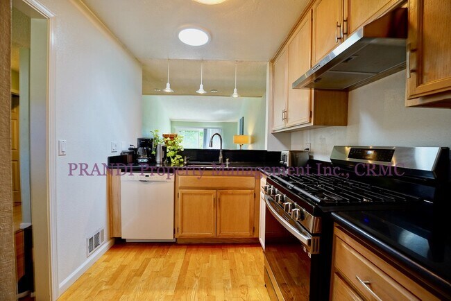 Building Photo - San Rafael End Unit Condo, Near Waterway w...
