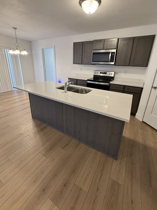 Foto del edificio - Spacious 3-Bedroom Upper-Level Home in Gra...