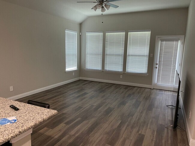 Foto del edificio - Spacious 4BR and 3 full bath big backyard ...