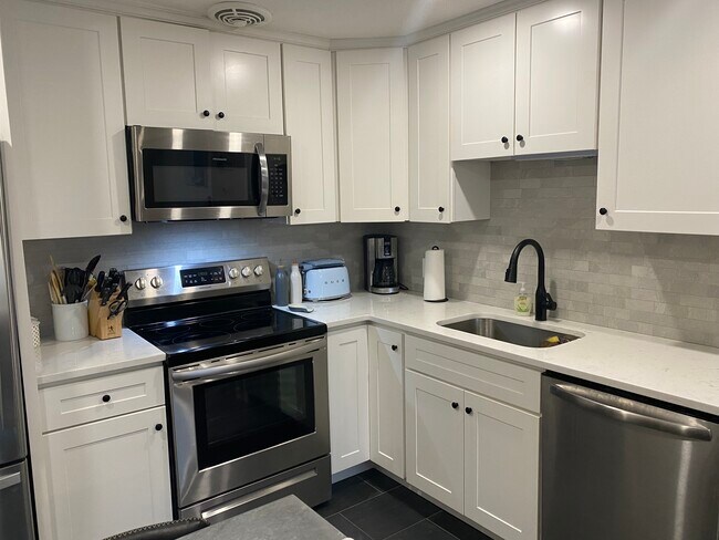 Building Photo - 211 Baker St