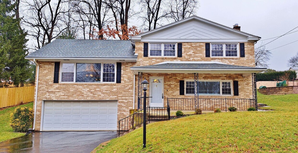 Foto principal - 3 Beds / 2-1/2 Bath Single Family Home