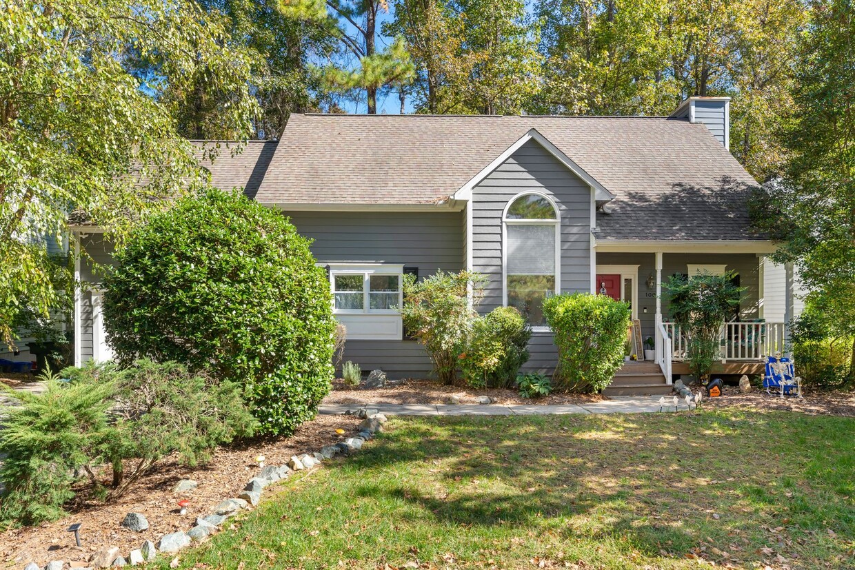 Foto principal - Wonderful Carrboro home available early May!