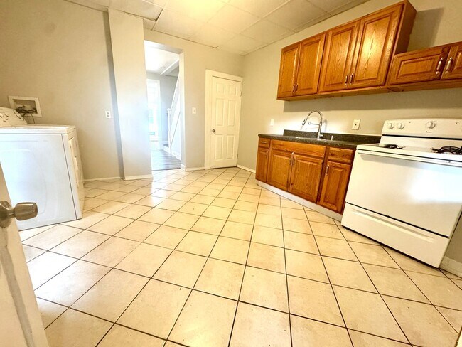 Foto del edificio - 3 BR, 1 Bath home Fenced in Yard