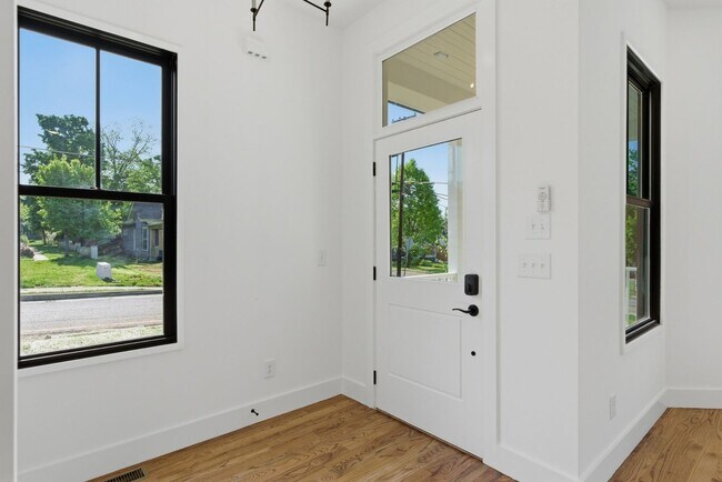 Foto del edificio - Stunning 4 bedroom East Nashville New Construction
