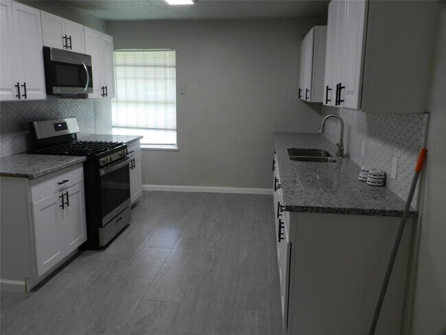 Foto del edificio - 6031 Ridgeway Dr
