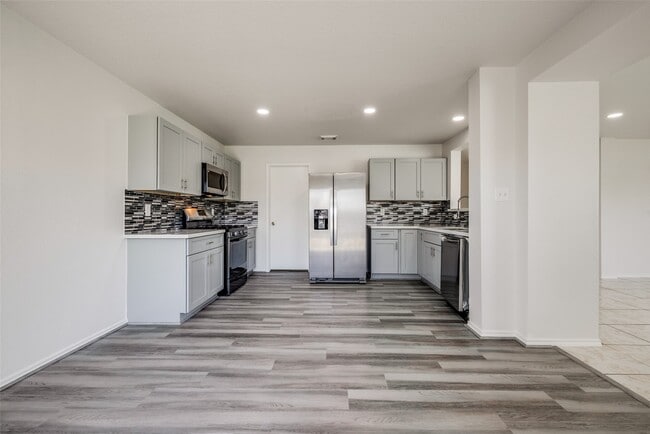 Building Photo - 5750 Roehampton Ct