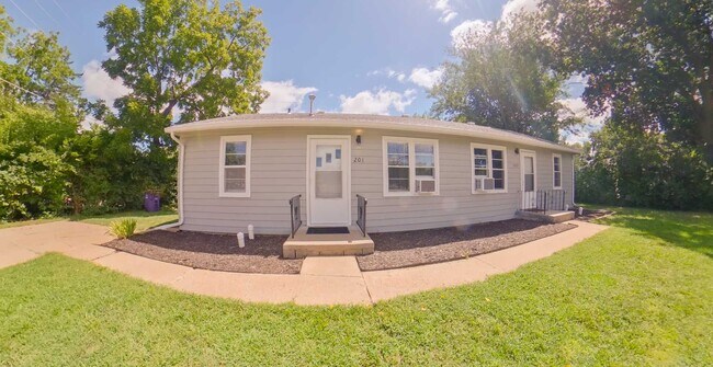 Foto del edificio - 3D Tour Available - Recently Remodeled + Fenced-in Yard + Washer & Dryer! Available September 3rd!