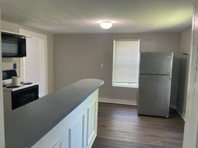 Foto del edificio - 2 Bed/2 Bath Garage Apartment